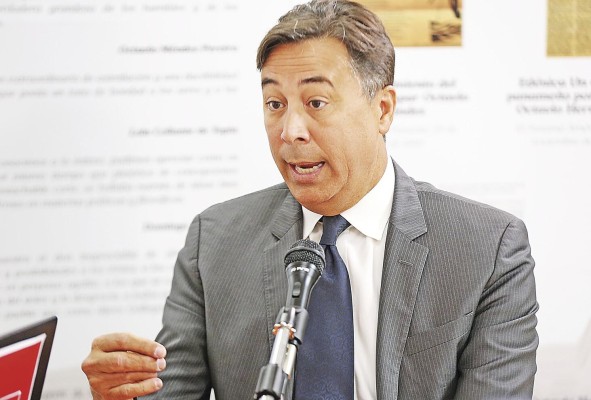 Melitón Arrocha trata de distanciarse de la economista Maribel Gordón. Melitón Arrocha trata de distanciarse de la economista Maribel Gordón.