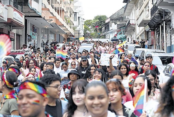 Cada junio las distintas comunidades LGTBIQ+ del mundo se unen para conmemorar las revueltas de Stonewall en New York. Cada junio las distintas comunidades LGTBIQ+ del mundo se unen para conmemorar las revueltas de Stonewall en New York.