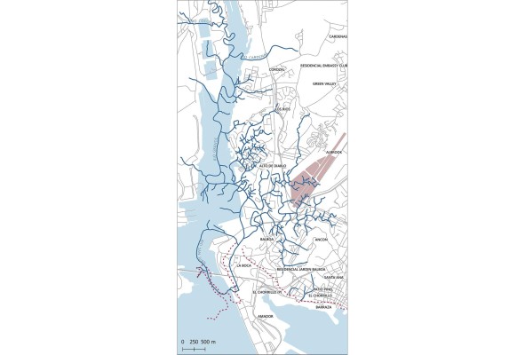 Este mapa presenta los ríos que se encontraban en la actual entrada del Canal sobre el trazado de vías actuales. Las líneas de punteado rojo muestran el límite de costa para 1895. Este mapa presenta los ríos que se encontraban en la actual entrada del Canal sobre el trazado de vías actuales. Las líneas de punteado rojo muestran el límite de costa para 1895.