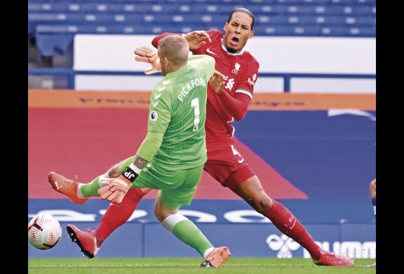 ¿Cómo reemplazar a van Dijk? El holandés es para muchos el mejor defensa del mundo, así que sustituirlo es poco menos que quimérico. ¿Cómo reemplazar a van Dijk? El holandés es para muchos el mejor defensa del mundo, así que sustituirlo es poco menos que quimérico.
