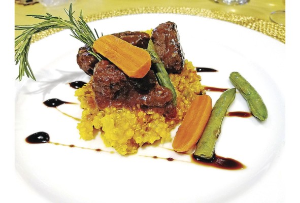 Cordero patagónico con vegetales braceados sobre un risotto de quinoa Cordero patagónico con vegetales braceados sobre un risotto de quinoa