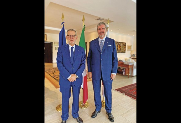 Luciano Carta, junto al embajador de Italia en Panamá, Massimo Ambrosetti. Luciano Carta, junto al embajador de Italia en Panamá, Massimo Ambrosetti.