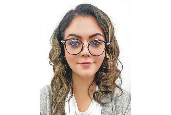 María Alejandra Kapell. Activista política Activista política y militante del Partido Popular. Tiene estudios en derecho y ciencias políticas, y en relaciones internacionales María Alejandra Kapell. Activista política Activista política y militante del Partido Popular. Tiene estudios en derecho y ciencias políticas, y en relaciones internacionales