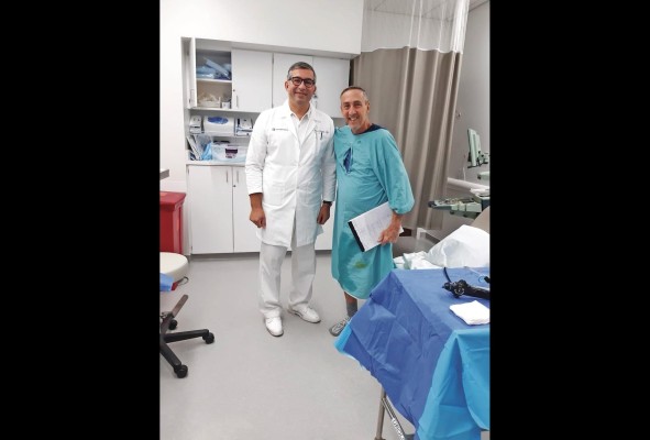 El doctor Jihad Kaouk dando el alta a Roberto un mes después de la cirugía El doctor Jihad Kaouk dando el alta a Roberto un mes después de la cirugía