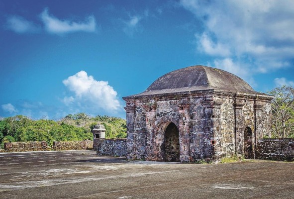 El Castillo de San Lorenzo fue reconstruido tres veces a lo largo de la historia hasta que fue perdiendo relevancia por la creación del ferrocarril. El Castillo de San Lorenzo fue reconstruido tres veces a lo largo de la historia hasta que fue perdiendo relevancia por la creación del ferrocarril.