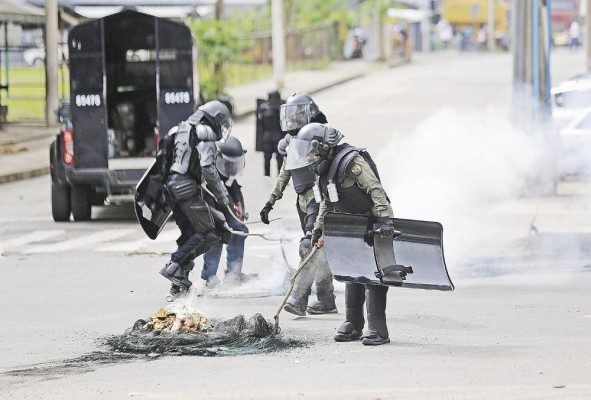 En diversos puntos de la ciudad hubo enfrentamientos entre manifestantes y agentes de Control de Multitudes. En diversos puntos de la ciudad hubo enfrentamientos entre manifestantes y agentes de Control de Multitudes.