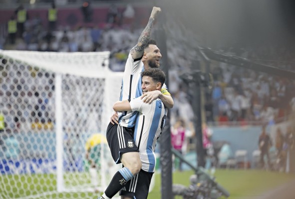 Julián Álvarez celebra un gol con Lionel Messi. Julián Álvarez celebra un gol con Lionel Messi.