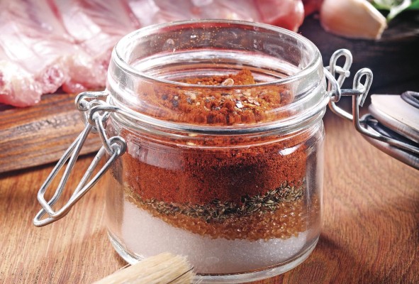 Las mezclas secas contienen sal, azúcar, hierbas aromáticas y especias. Las mezclas secas contienen sal, azúcar, hierbas aromáticas y especias.