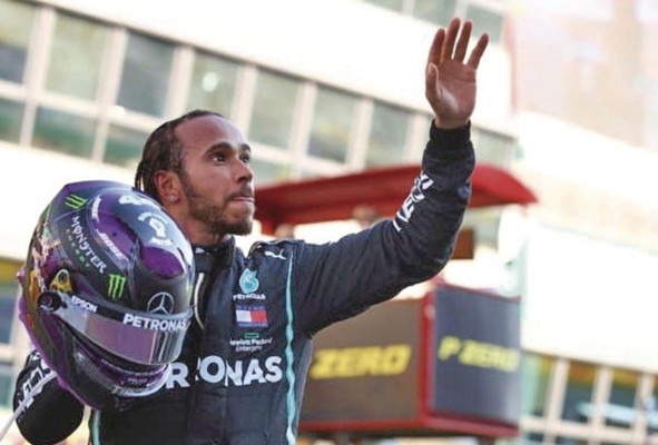 <strong>Lewis Hamilton </strong><strong></strong>Lewis<strong> </strong>Carl Davidson Hamilton nació el 7 de enero de 1985, en el Reino Unido. Este piloto británico de automovilismo se ha destacado en la Fórmula 1. Desde 2007 hasta 2012 fue piloto de la escudería McLaren, con la cual fue campeón en 2008 y subcampeón en 2007. En 2013 se convirtió en piloto de Mercedes, resultando campeón en 2014, 2015, 2017, 2018, 2019, y subcampeón en 2016. Medios internacionales reportan que Hamilton va camino a su séptimo mundial y se ha sumado a una lista exclusiva en la que aparecen políticos, músicos, activistas y estrellas del deporte, fruto de su rendimiento en la pista y su lucha para combatir el racismo. Hamilton ha defendido la causa 'Black Lives Matter' en las carreras de F1 este año, y en su inclusión en la lista de la revista Time aparecen elogios del piloto de Nascar Bubba Wallace, quien dijo lo siguiente: “Soy el único piloto negro en la categoría más alta de Nascar. Así que el ejemplo de Lewis, como único piloto negro de la F1, es particularmente significativo para mí. Demuestra que estamos ahí. Verle conquistar la pista casi todos los fines de semana, me motiva a intentar hacer lo mismo” y agregó que su activismo sin duda ha conmovido al mundo entero. “Lewis ha atraído la atención internacional al movimiento 'Black Lives Matter' mediante su defensa en las redes sociales y en las carreras de Fórmula 1”. <strong>Lewis Hamilton </strong><strong></strong>Lewis<strong> </strong>Carl Davidson Hamilton nació el 7 de enero de 1985, en el Reino Unido. Este piloto británico de automovilismo se ha destacado en la Fórmula 1. Desde 2007 hasta 2012 fue piloto de la escudería McLaren, con la cual fue campeón en 2008 y subcampeón en 2007. En 2013 se convirtió en piloto de Mercedes, resultando campeón en 2014, 2015, 2017, 2018, 2019, y subcampeón en 2016. Medios internacionales reportan que Hamilton va camino a su séptimo mundial y se ha sumado a una lista exclusiva en la que aparecen políticos, músicos, activistas y estrellas del deporte, fruto de su rendimiento en la pista y su lucha para combatir el racismo. Hamilton ha defendido la causa 'Black Lives Matter' en las carreras de F1 este año, y en su inclusión en la lista de la revista Time aparecen elogios del piloto de Nascar Bubba Wallace, quien dijo lo siguiente: “Soy el único piloto negro en la categoría más alta de Nascar. Así que el ejemplo de Lewis, como único piloto negro de la F1, es particularmente significativo para mí. Demuestra que estamos ahí. Verle conquistar la pista casi todos los fines de semana, me motiva a intentar hacer lo mismo” y agregó que su activismo sin duda ha conmovido al mundo entero. “Lewis ha atraído la atención internacional al movimiento 'Black Lives Matter' mediante su defensa en las redes sociales y en las carreras de Fórmula 1”.