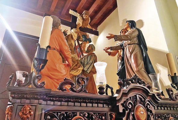 Las imágenes religiosas que representan detalles de la Pasión de Cristo poco a poco empiezan a aparecer en los templos para las procesiones de Semana Santa. Las imágenes religiosas que representan detalles de la Pasión de Cristo poco a poco empiezan a aparecer en los templos para las procesiones de Semana Santa.