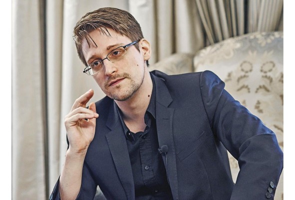 En 2013 Snowden filtró a diarios como 'The Guardian' y 'The Washington Post' programas de vigilancia masiva PRISM y XKeyscore que ocultaba el NSA de la población estadounidense. En 2013 Snowden filtró a diarios como 'The Guardian' y 'The Washington Post' programas de vigilancia masiva PRISM y XKeyscore que ocultaba el NSA de la población estadounidense.