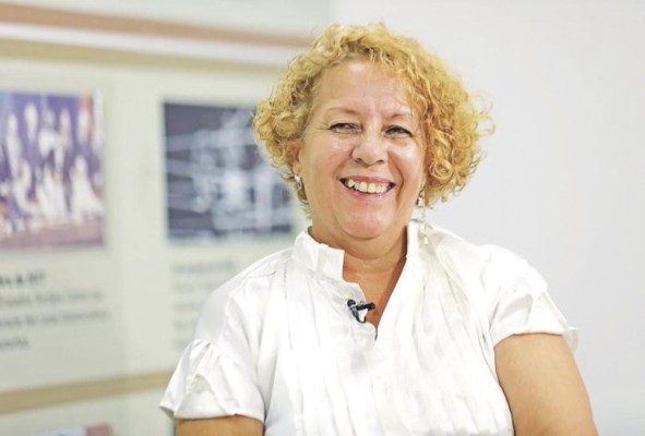 Lourdes de Armas Escritora. Escritora, editora, teóloga, con un máster en ciencias de la religión, la cubana de pelo dorado y sonrisa encantadora ha dejado su nombre en alto tanto en su país como en varios lugares del mundo. “Tengo la responsabilidad social de contar lo que vivo y decir mi verdad. Aquella que tampoco es la verdad absoluta, pero es mi realidad y es lo que ven mis ojos y lo que vivo día a día”. Lourdes de Armas Escritora. Escritora, editora, teóloga, con un máster en ciencias de la religión, la cubana de pelo dorado y sonrisa encantadora ha dejado su nombre en alto tanto en su país como en varios lugares del mundo. “Tengo la responsabilidad social de contar lo que vivo y decir mi verdad. Aquella que tampoco es la verdad absoluta, pero es mi realidad y es lo que ven mis ojos y lo que vivo día a día”.