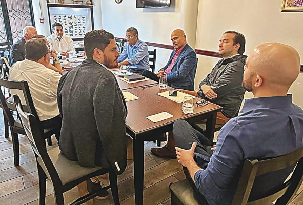 Diversos líderes de grupos independientes se reunieron con el presidente del Movimiento Otro Camino y aspirante presidencial, Ricardo Lombana. Diversos líderes de grupos independientes se reunieron con el presidente del Movimiento Otro Camino y aspirante presidencial, Ricardo Lombana.