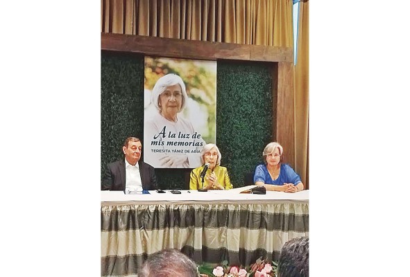Teresita Yániz de Arias en momentos en que se dirigía al público. Teresita Yániz de Arias en momentos en que se dirigía al público.