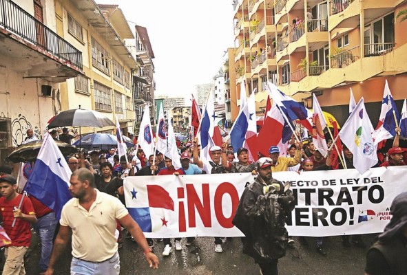 La consigna de los manifestantes es la derogación del contrato ley. La consigna de los manifestantes es la derogación del contrato ley.