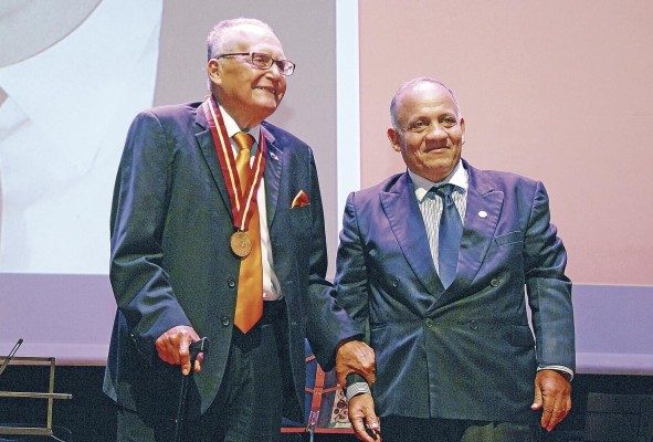 El poeta José Franco (i) al recibir la condecoración de la Orden Rogelio Sinán en 2016. El poeta José Franco (i) al recibir la condecoración de la Orden Rogelio Sinán en 2016.