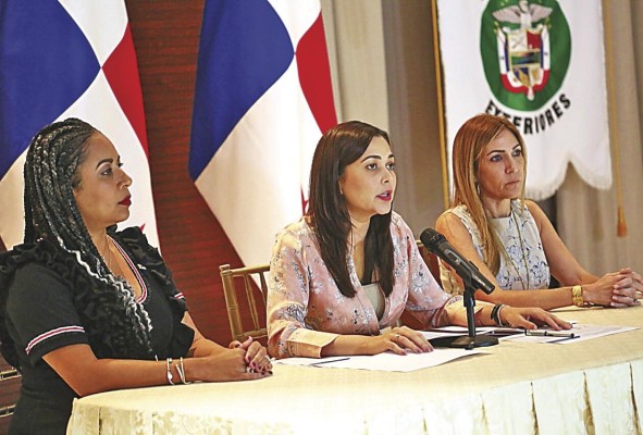Primera intervención pública de la canciller Janaina Tewaney, en una conferencia de prensa. Primera intervención pública de la canciller Janaina Tewaney, en una conferencia de prensa.