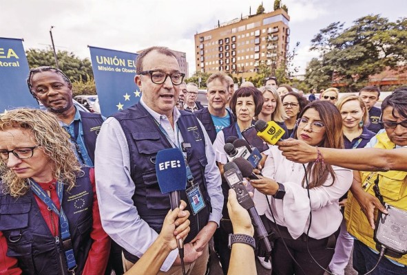Un grupo de estudiantes protesta a favor de la candidatura del Movimiento Semilla. Un grupo de estudiantes protesta a favor de la candidatura del Movimiento Semilla.