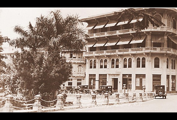 En el antiguo edificio de la Biblioteca Nacional, adquirido por la CSS, funcionaba la casa club del Century Club, fundado en 1914 en las inmediaciones del hotel Tívoli. En el antiguo edificio de la Biblioteca Nacional, adquirido por la CSS, funcionaba la casa club del Century Club, fundado en 1914 en las inmediaciones del hotel Tívoli.