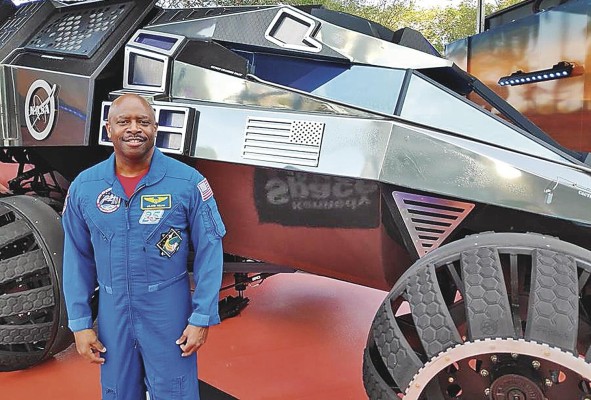 El exastronauta y exfutbolista de fútbol americano Leland Melvi. El exastronauta y exfutbolista de fútbol americano Leland Melvi.