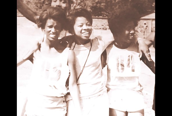 Margarita aparece con Cheryl Wright y Dolores Cox, quienes formaban parte del equipo atlético de Panamá. Margarita aparece con Cheryl Wright y Dolores Cox, quienes formaban parte del equipo atlético de Panamá.