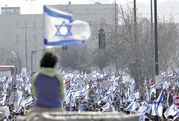 Al menos 40 mil personas –hasta 100 mil, según el diario 'Haaretz'– se manifiestan en los alrededores del Parlamento. Al menos 40 mil personas –hasta 100 mil, según el diario 'Haaretz'– se manifiestan en los alrededores del Parlamento.