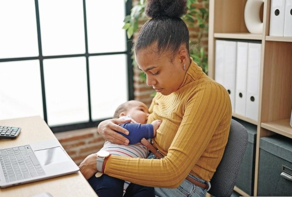Las leyes en Panamá defienden los derechos de la madre lactante y exhortan el apoyo en los lugares de trabajo. Las leyes en Panamá defienden los derechos de la madre lactante y exhortan el apoyo en los lugares de trabajo.