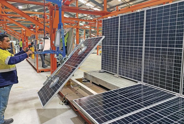 La energía solar puede ser llevada a lugares remotos, sin redes de distribución. La energía solar puede ser llevada a lugares remotos, sin redes de distribución.