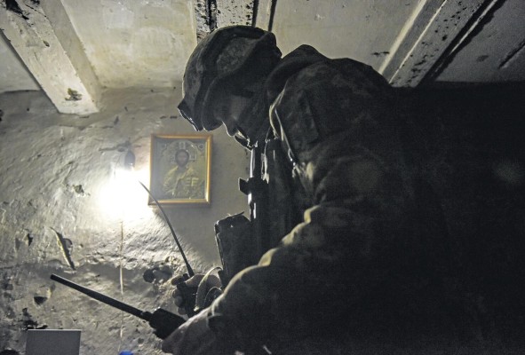 Un militar de la Primera Batería de Artillería del Ejército ucraniano habla por radio en una posición militar en las afueras de Bajmut mientras continúan los intensos combates por el control de la localidad. Un militar de la Primera Batería de Artillería del Ejército ucraniano habla por radio en una posición militar en las afueras de Bajmut mientras continúan los intensos combates por el control de la localidad.