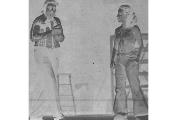 Luis Martínez y Vielka Vásquez como el Lobo y Caperucita en la obra 'Lobo go home' de Rogelio Sinán Luis Martínez y Vielka Vásquez como el Lobo y Caperucita en la obra 'Lobo go home' de Rogelio Sinán