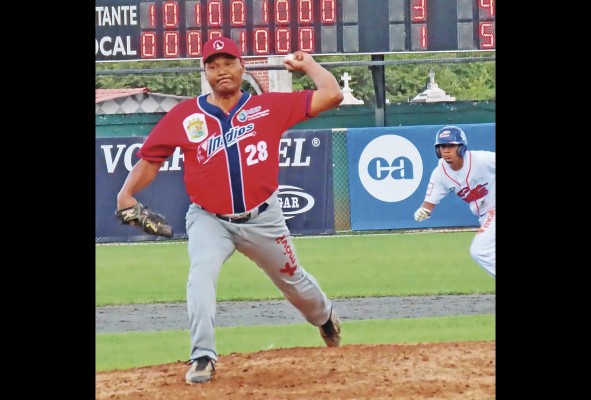 El serpentinero veragüense Abraham Atencio se constituyó en el pelotero de mayor edad en el actual torneo, con 52 años. El serpentinero veragüense Abraham Atencio se constituyó en el pelotero de mayor edad en el actual torneo, con 52 años.