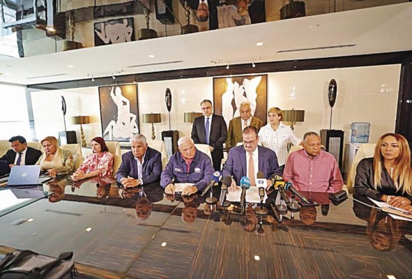 El expresidente Ricardo Martinelli junto a su equipo legal en conferencia de prensa. El expresidente Ricardo Martinelli junto a su equipo legal en conferencia de prensa.