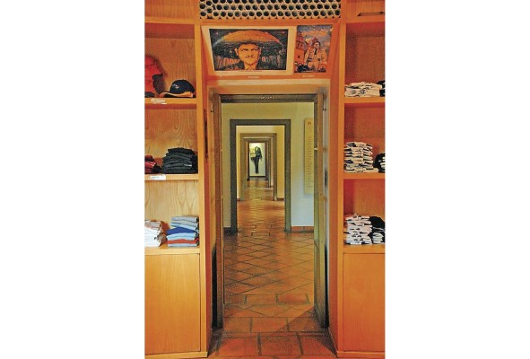 El museo cuenta con diversas salas y una tienda de obsequios. El museo cuenta con diversas salas y una tienda de obsequios.