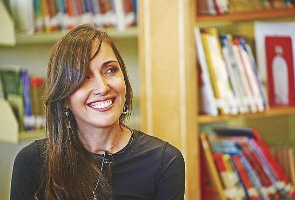 Cheri Lewis 'El movimiento cultural en Panamá no se detiene; espero que siga creciendo y recibiendo más apoyo'. Es una pluma brillante de nuestro tiempo y nuestra patria. Cuando habla, escoge cada palabra aunque piense que no lo hace. Y cuando escribe no abandona su perspicacia. Se turna el lápiz entre mano y mano: con una escribe cuentos para adultos y, con la otra, para niños: y lo hace de manera natural, sin pensarlo mucho. La autora de 'Abrir las manos', 'Vivir con alegría', 'El hilo que nos une' y 'Soy una ciudad llamada Panamá', cuenta que ella podía haber tenido otra vida. Cheri Lewis 'El movimiento cultural en Panamá no se detiene; espero que siga creciendo y recibiendo más apoyo'. Es una pluma brillante de nuestro tiempo y nuestra patria. Cuando habla, escoge cada palabra aunque piense que no lo hace. Y cuando escribe no abandona su perspicacia. Se turna el lápiz entre mano y mano: con una escribe cuentos para adultos y, con la otra, para niños: y lo hace de manera natural, sin pensarlo mucho. La autora de 'Abrir las manos', 'Vivir con alegría', 'El hilo que nos une' y 'Soy una ciudad llamada Panamá', cuenta que ella podía haber tenido otra vida.