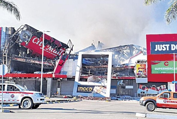Dos de los tres pisos del edificio de City Mall colapsaron. Del piso de abajo solo había escombros. Dos de los tres pisos del edificio de City Mall colapsaron. Del piso de abajo solo había escombros.