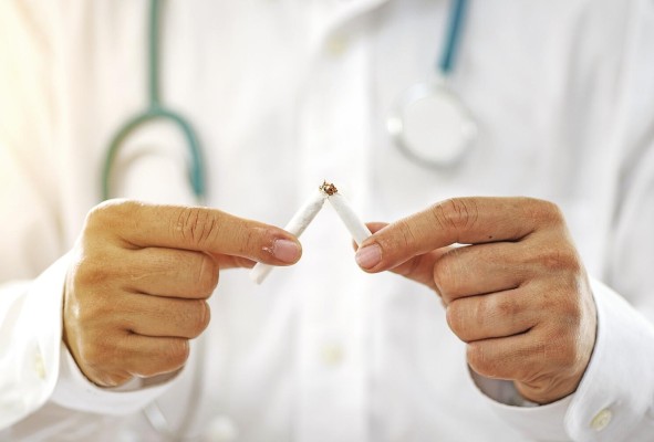 Fumar tabaco es un factor de riesgo conocido en muchas infecciones respiratorias que aumenta la gravedad de este tipo de enfermedades. Fumar tabaco es un factor de riesgo conocido en muchas infecciones respiratorias que aumenta la gravedad de este tipo de enfermedades.