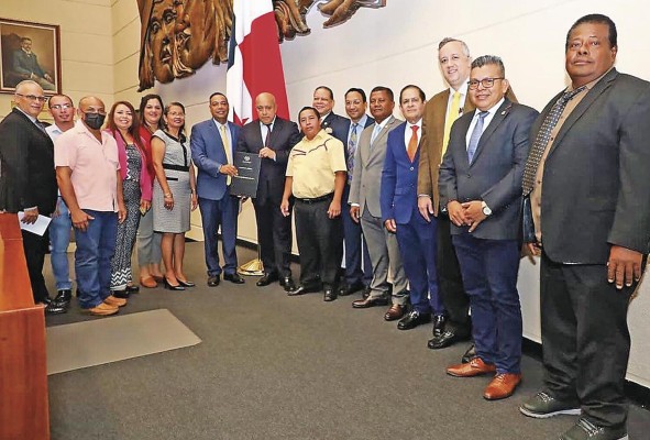 El pasado 29 de septiembre la Asamblea aprobó el proyecto 890 que permite a alcaldes y concejales con otro cargo, elegir el de mejor salario. El pasado 29 de septiembre la Asamblea aprobó el proyecto 890 que permite a alcaldes y concejales con otro cargo, elegir el de mejor salario.