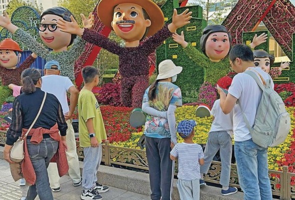 Para la celebración del Día Nacional de China, el 1° de octubre, se adornó la plaza de Tiananmén, en Beijing, con una cesta de flores gigante de 18 metros de altura. Para la celebración del Día Nacional de China, el 1° de octubre, se adornó la plaza de Tiananmén, en Beijing, con una cesta de flores gigante de 18 metros de altura.