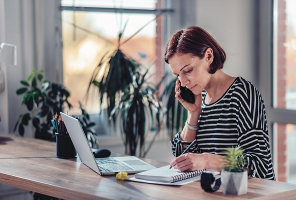 Hoy las personas se conectan desde sus casas, con una red local, y desde una computadora, tableta o dispositivo móvil. Hoy las personas se conectan desde sus casas, con una red local, y desde una computadora, tableta o dispositivo móvil.