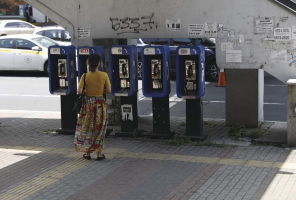 En la era de los 'smartphones', los teléfonos públicos se resisten a morir En la era de los 'smartphones', los teléfonos públicos se resisten a morir