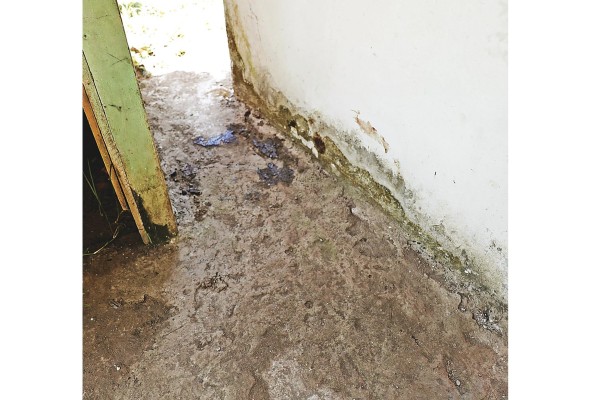 En medio de dos letrinas, en un espacio de medio metro, aún permanecían restos de sangre seca. En medio de dos letrinas, en un espacio de medio metro, aún permanecían restos de sangre seca.