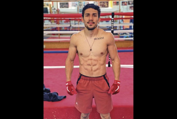 López, de 23 años, pone sobre la balanza el cinturón que reconoce la Federación Internacional de Boxeo. López, de 23 años, pone sobre la balanza el cinturón que reconoce la Federación Internacional de Boxeo.