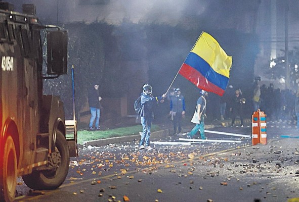 Enfrentamientos entre manifestantes y policías, en abril, por la reforma tributaria propuesta por el Gobierno colombiano. Enfrentamientos entre manifestantes y policías, en abril, por la reforma tributaria propuesta por el Gobierno colombiano.