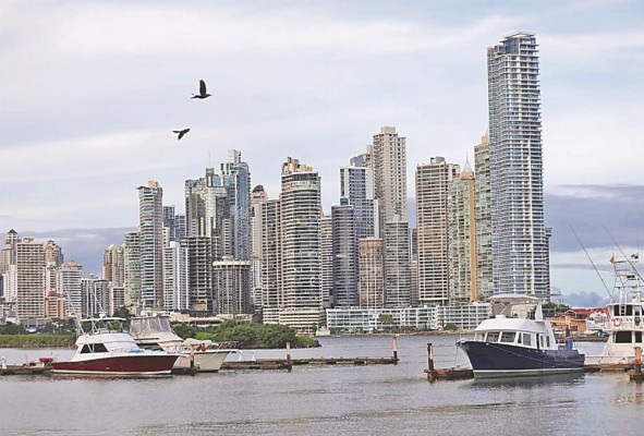 En los últimos tres años, la deuda pública de Panamá ha aumentado en un 60%. En los últimos tres años, la deuda pública de Panamá ha aumentado en un 60%.