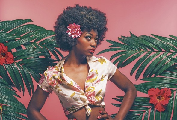 Pañuelos, peines decorativos, moños y trenzas son algunos elementos para aplicar en el afro. Pañuelos, peines decorativos, moños y trenzas son algunos elementos para aplicar en el afro.