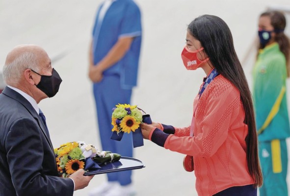 Nakayama Funa, de Japón, recibe medalla de bronce en el 'street' femenino de 'skateboarding' en los Juegos Olímpicos 2020. Nakayama Funa, de Japón, recibe medalla de bronce en el 'street' femenino de 'skateboarding' en los Juegos Olímpicos 2020.