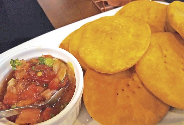 Sopaipillas con pebre Sopaipillas con pebre