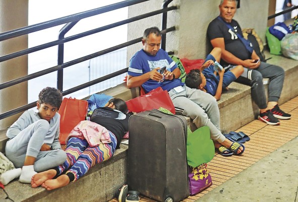 Mientras un grupo de venezolanos se encuentra en un alberge temporal en La Locería, otros permanecen en la terminal de transporte de Albrook. Mientras un grupo de venezolanos se encuentra en un alberge temporal en La Locería, otros permanecen en la terminal de transporte de Albrook.