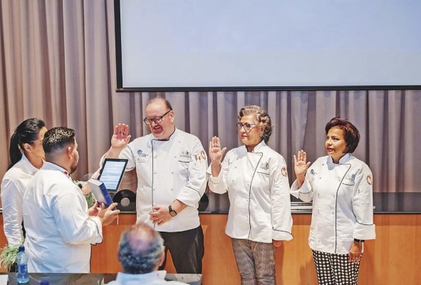 Flores juramenta a la nueva directiva conformada por los chefs Patrice Jaumon, Maríví López, Fanny Romero y Kevin Fernández (ausente). Flores juramenta a la nueva directiva conformada por los chefs Patrice Jaumon, Maríví López, Fanny Romero y Kevin Fernández (ausente).