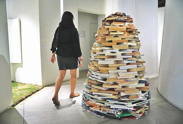 Obra “Deterioro sin sentido” demuestra el conocimiento que se va perdiendo poco a poco. Obra “Deterioro sin sentido” demuestra el conocimiento que se va perdiendo poco a poco.